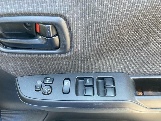 運転席にて、全ての窓の開閉が簡単に行えます！パワーウィンドウ、集中ドアロック、キーレス付きですので、不便なく運転をサポートします！！