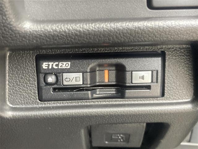 【CARMATEドライブレコーダー】走行中の車内外を360°撮影することができるので、通常のドラレコでは撮りきれない横方向からの突然の飛び出しや、後方からの無理な追い抜きなども逃さず記録します。