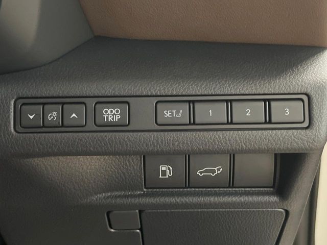 【メモリー機能付きパワーシート】ドライバーごとに設定したシート位置を記憶して、ボタン一つで切り替えできる便利な機能！運転する方が複数名いらっしゃるご家庭におすすめです♪