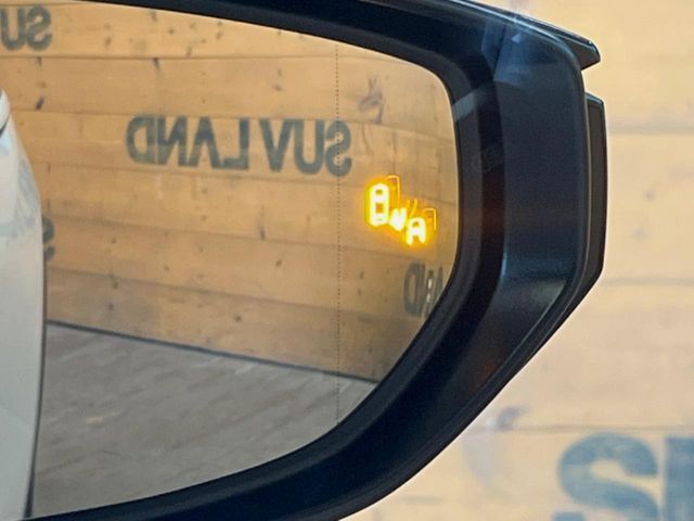 【ブラインドスポットモニター】走行中、ドアミラーの死角になりやすい箇所に後続車が接近するとサイドミラーのレンズに警告を表示！ドライバーに注意喚起をしてくれます。