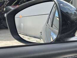 サイドミラー。隅にあるランプが点灯中は死角に車両がある合図。車線変更も安心ですね。