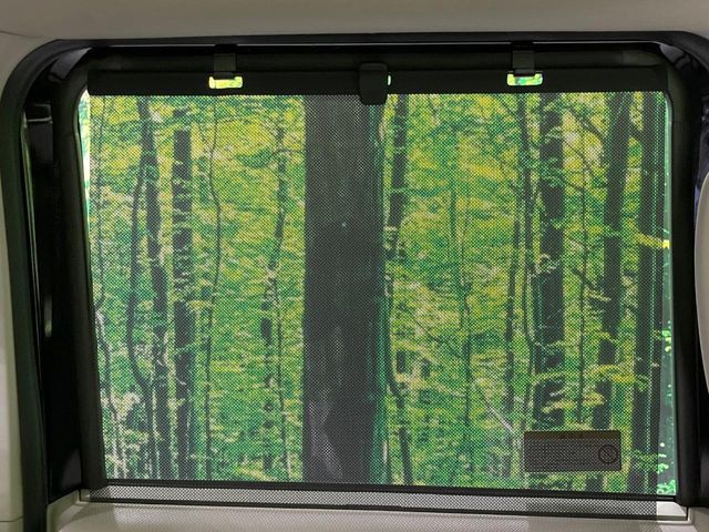 【ロールシェード】日差しや車外からの光が眩しいときにサッと引き出して使える、ロール格納タイプのサンシェードを装備。後席に乗ったお子様がウトウトしだした時など、ぜひご活用ください♪
