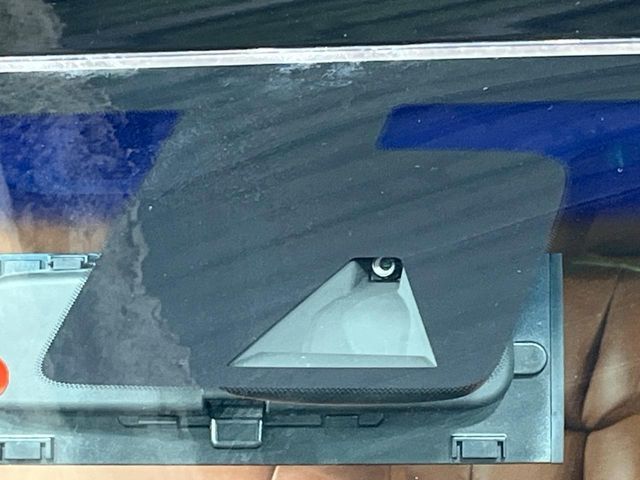 【エマージェンシーブレーキ】走行中に前方の車両等を認識し、衝突しそうな時は警報とブレーキで衝突回避と被害軽減をアシスト。より安全にドライブをお楽しみいただけます。