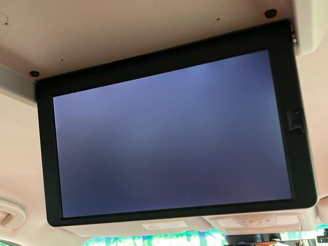 【後席モニター】家族や友人とお出かけする機会が多い方に大人気の後席モニターを装備！見やすい位置に画面がありテレビやDVDの視聴も快適！友達もお子様も、後席にしか乗らなくなるかも？？