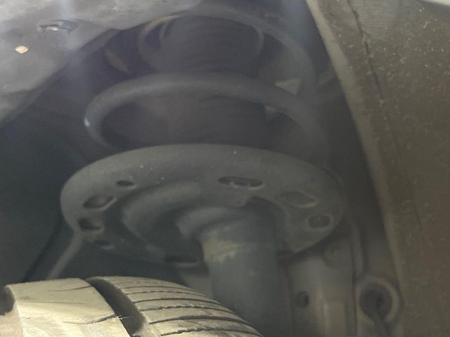 お車を安心してお乗りいただく為には、足回りの定期点検が欠かせません。サービスサポート（有償保証）では無料点検もご提供しており、安心のカーライフをお過ごしいただけるサポート体制が整っています。