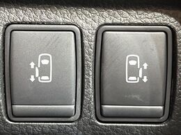 【両側スライドドア】駐車場で隣の車との間隔が狭く乗りにくい時、スライドドアなら安心！ドアオープン時も幅を取らず、開口部が広いので乗り降りがとっても簡単です。大きな荷物の出し入れも後席から可能♪