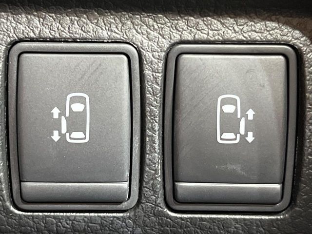 【両側スライドドア】駐車場で隣の車との間隔が狭く乗りにくい時、スライドドアなら安心！ドアオープン時も幅を取らず、開口部が広いので乗り降りがとっても簡単です。大きな荷物の出し入れも後席から可能♪