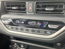 【オートエアコン】一度お好みの温度に設定すれば、車内の温度を検知し風量や温度を自動で調整。暑い…寒い…と何度もスイッチ操作をする必要はありません。快適な車内空間には必須の機能ですね♪