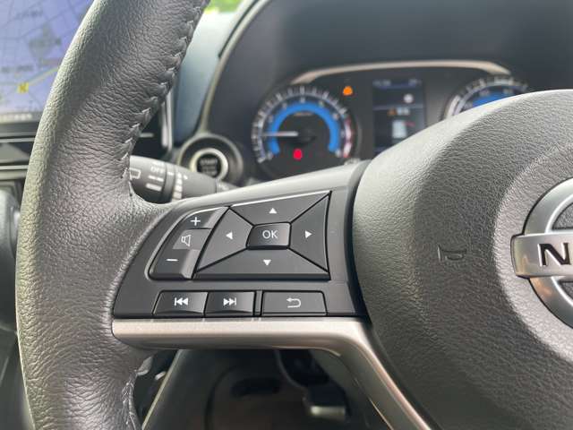 ステアリングに装備されたスイッチで運転中でも楽に音量の操作が可能です♪♪慣れると目線をそらさずに行えますので安全です♪♪