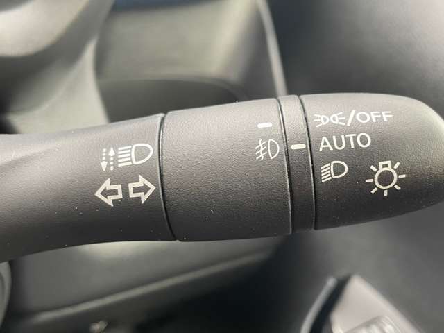 暗い場所に行くと点灯し明るい場所に行くと消灯します　オートライトつきです