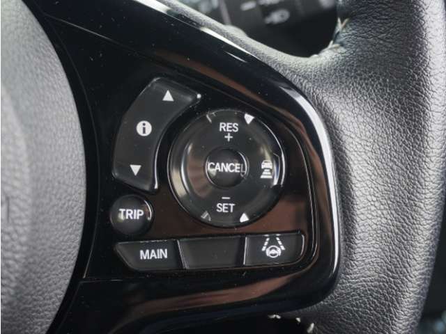 【アダプティブクルーズコントロール】予め設定した車速内でクルマが自動的に加減速。前走車との適切な車間距離を維持しながら追従走行します。【LKAS】車線維持支援システムでステアリング操作を支援。
