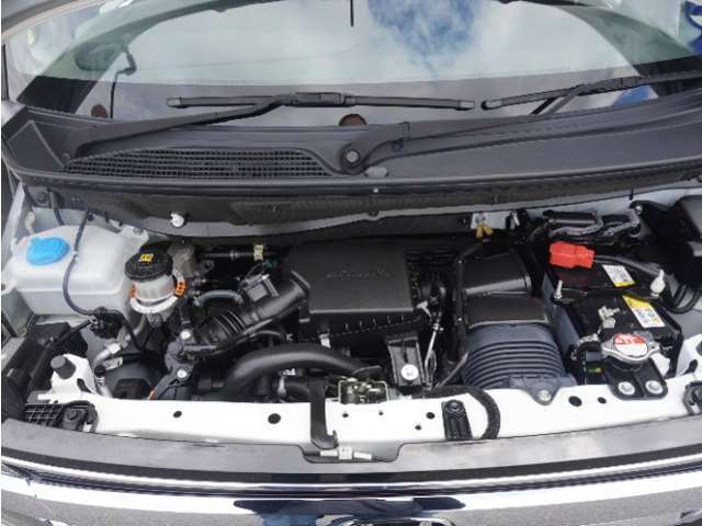 エンジンは車の心臓部分です。このエンジンルームが汚いとトラブルの基になります。当店は専用の液剤を使って徹底的に綺麗にします。