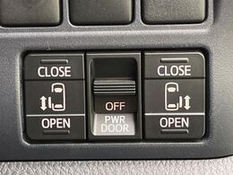 【両側パワースライドドア】スマートキーや運転席のスイッチで後席両側スライドドアの開閉が可能♪電動だから力を入れてドアを開ける必要が無く、小さなお子様でも簡単に開け閉めでき快適です♪