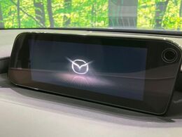 【8.8インチマツダコネクト】車内の雰囲気にマッチした大型のディスプレイ。スマホ接続でのナビ使用やBluetooth再生等、様々な機能が楽しめます。直感的なダイヤル操作が可能で、使い勝手も良好です。