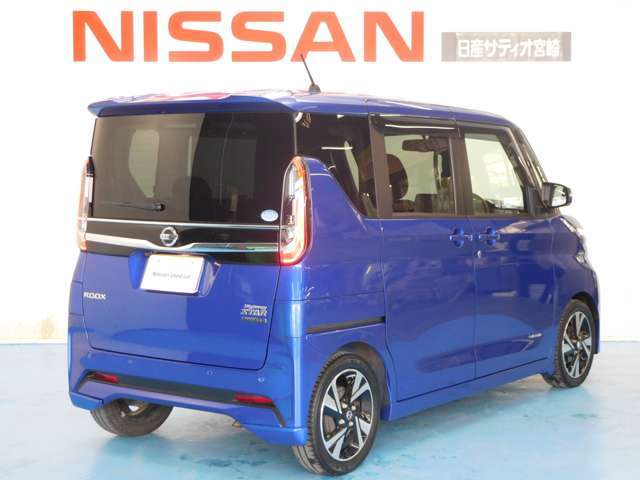 狭い駐車場での乗り降りや荷物の出し入れにとても便利なスライドドア