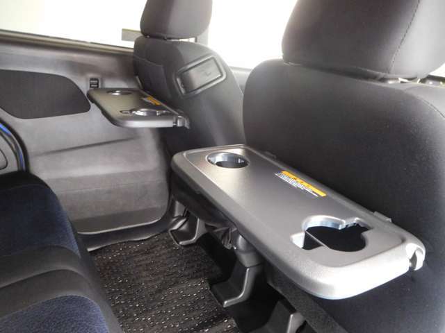 運転席・助手席シートバックテーブル完備　カップホルダー2個完備で年利です