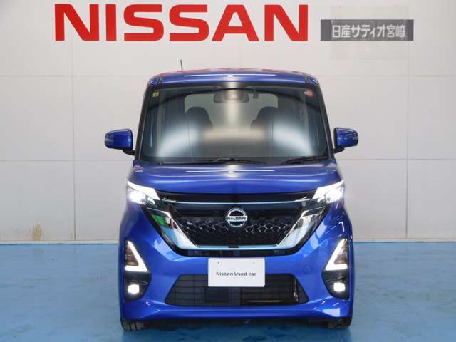 白色光で遠方まで明るく照らしだし、ナイトドライブでの安全運転をサポート