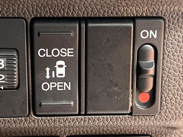 【パワースライドドア】スマートキーや運転席のスイッチでスライドドアの開閉が可能♪電動だから力を入れてドアを開ける必要が無く、小さいお子様でも、重い荷物を持っている時もラクに開け閉めできます♪