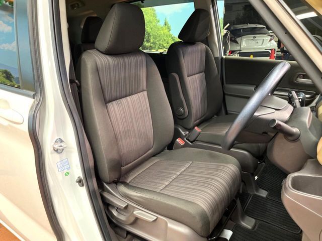 運転席シート廻りは使用感も少なく、良好な状態となっています。丁寧に使われていたことがよくわかりますね。