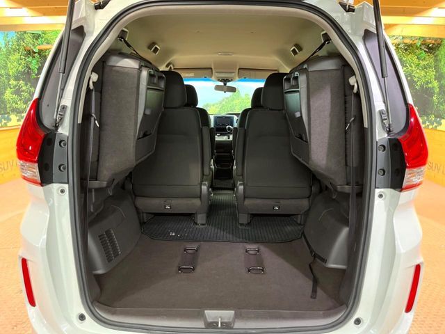 後席を格納すると、これだけの広さが！シーンに合わせたシートアレンジで、大きな荷物も積むことが出来ます♪