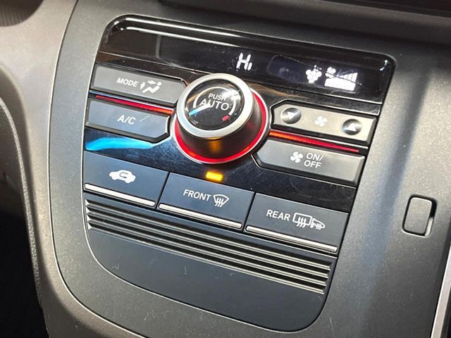 【オートエアコン】一度お好みの温度に設定すれば、車内の温度を検知し風量や温度を自動で調整。暑い…寒い…と何度もスイッチ操作をする必要はありません。快適な車内空間には必須の機能ですね♪