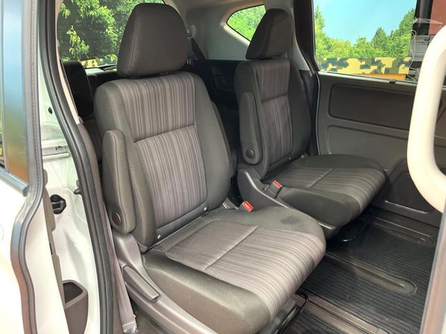 後部座席も気になるようなキズ・汚れやへたり等、大きなダメージはなく、良好な状態です。