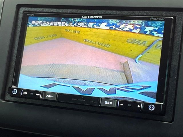 【バックカメラ】駐車時に後方がリアルタイム映像で確認できます。大型商業施設や立体駐車場での駐車時や、夜間のバック時に大活躍！運転スキルに関わらず、今や必須となった装備のひとつです！