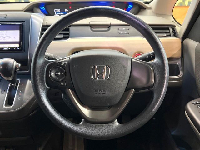 ステアリングも使用感が少なく、きれいな状態となっております♪