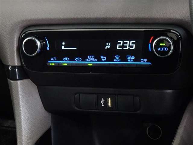 車内を快適に、オートエアコンを装備してます。