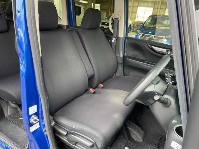 ◆【運転席】座り心地が良いシートなので長時間の運転でも快適にお過ごしいただけます。新品のフロアマットのご注文も可能です。