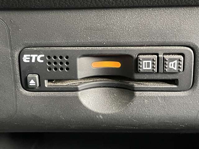 ◆【ETC】有料道路を利用する際に料金所で停止することなく通過できる、ETC車載器（ノンストップ自動料金収受システム機器）が装備されています。セットアップを行うことで利用可能になります。