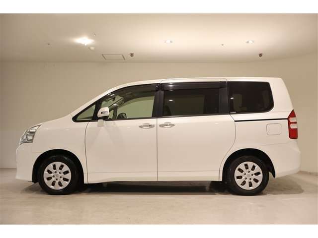 人気の装備両側電動スライドドアが付いています！小さなお子様が見えるご家庭では・・隣の車にドアが当たらないか心配・・そんな悩みも解消されます。スイッチで開閉も出来ます！挟み込みにはご注意下さいませ。