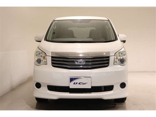 HIDヘッドランプは消費電力が少なく、非常に明るく青白い光で遠くまで照らせて夜間運転時の視認性の向上により安全運転につながります