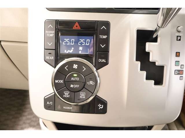 運転席・助手席・独立型オートエアコン。運転席と助手席側別々の温度設定ができ快適なドライブが楽しめます！さり気ない細やかな便利機能です。