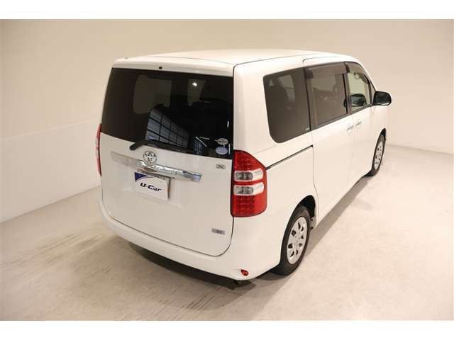 後部座席とリヤはプライバシーガラスになっています。座っている人や置いてある荷物が見えにくくなっているのでプライバシーの確保が出来ます。