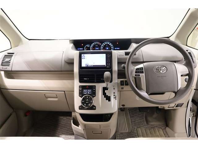 スタイリッシュなデザインのインパネ。各操作スイッチは使いやすい位置に配置されてます。