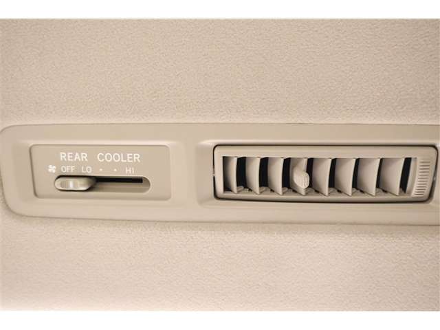 ■リヤエアコン■　四季を通じて、後部座席を快適な空間にしてくれます。