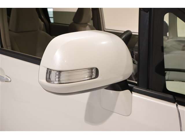 サイドターンランプ付きドアミラー。車両のドレスアップと右左折時の被視認性を兼ね備えたお洒落なミラーです。