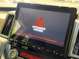 【大画面ナビ】人気の大型10インチナビを装備。存在感のある大画面はインパクト大！ナビ利用時のマップ表示は見やすく、テレビやDVDは臨場感がアップ！いつものドライブがグッと楽しくなります♪