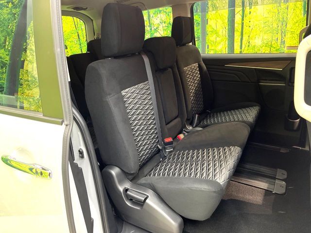 後部座席も気になるようなキズ・汚れやへたり等、大きなダメージはなく、良好な状態です。