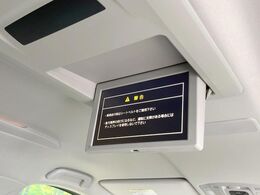 【フリップダウンモニター】大画面モニターで後席でもエンタメをお楽しみいただけます。小さなお子様にも大人気の装備です♪