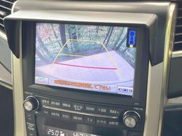 【バックカメラ】駐車時に後方がリアルタイム映像で確認できます。大型商業施設や立体駐車場での駐車時や、夜間のバック時に大活躍！運転スキルに関わらず、今や必須となった装備のひとつです！