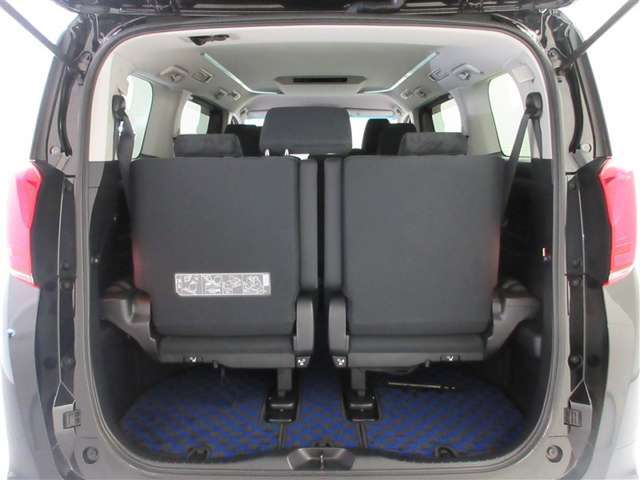 3列目シートは跳ね上げ式で折りたたみ可能です。キャンプ用品など大きな荷物もばっちり収納可能です。