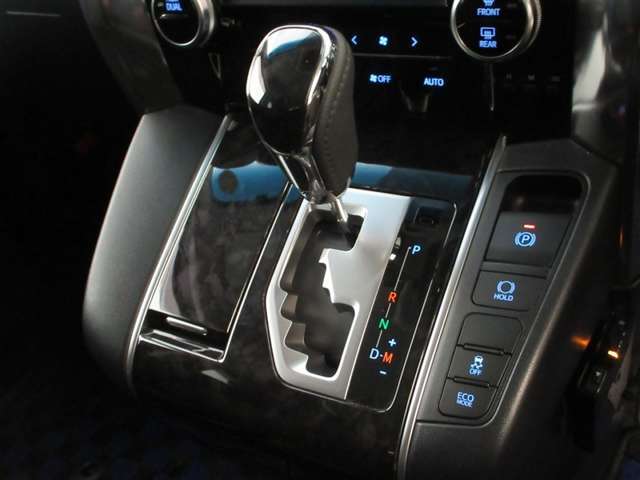 ブレーキホールドで、信号待ちや渋滞など停車中のドライバーの負担を軽減！