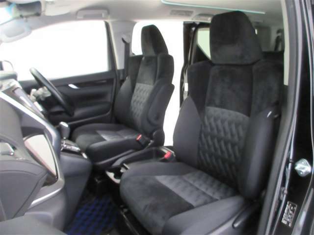 厚みがあって、座り心地のいいシート。運転席も助手席もリラックスしてゆったりと座れます♪