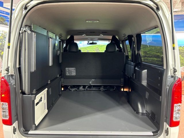 普段のお買い物や通勤、送迎等に十分な荷室スペースを確保しております。セカンドシートを倒すと、大きな荷物の積載も可能です♪