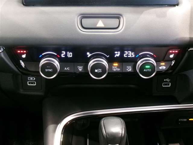 左右独立温度コントロールフルオートエアコンです。運転席、助手席それぞれで独立して温度設定ができます。冷え性の方が乗っても安心ですね♪