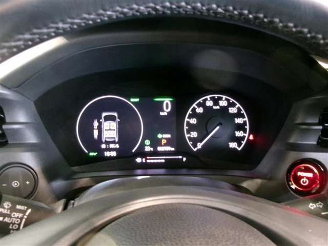 とっても見やすいメーターです。夜間時はラグジュアリーな気分にさせてくれる照明が魅力ですので、夜のドライブも楽しみになりますよ♪