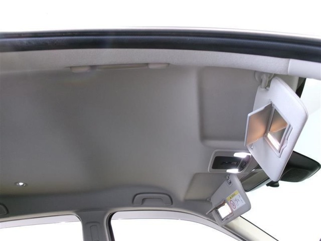 サンバイザーには、バニティーミラー付いてます。照明も付いていて便利です。