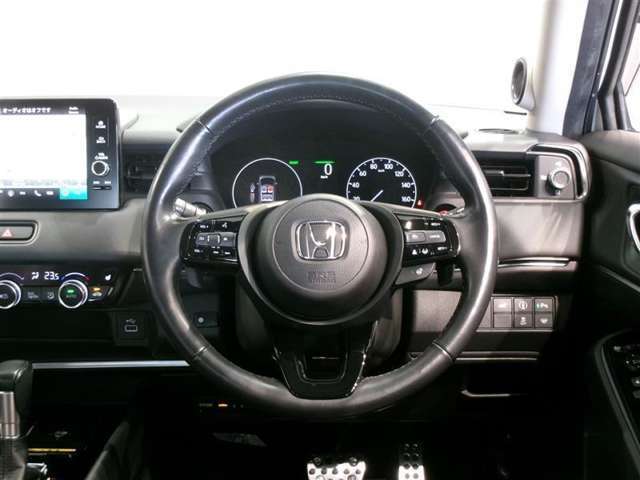 ステアリングスイッチ付き。前方から目を離すことなく操作することが可能です。